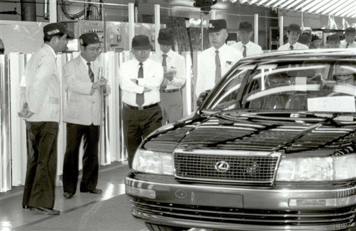 トヨタ自動車田原工場を視察する豊田章一郎社長（左から２人目）＝１９８９年６月