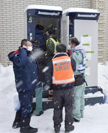 雪の中、外に設置した仮設トイレの課題を考える参加者たち＝１月２１日、北海道北見市の日本赤十字北海道看護大
