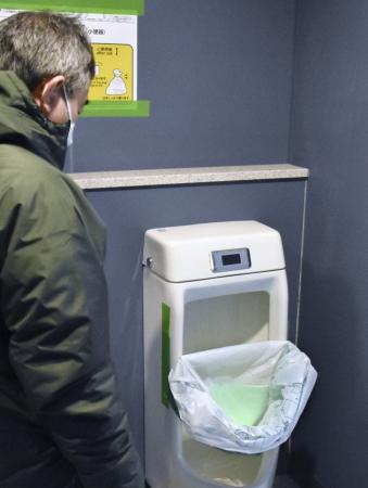 既存のトイレに取り付けた凝固剤入りの便袋を使う携帯トイレ＝１月２１日、北海道北見市の日本赤十字北海道看護大