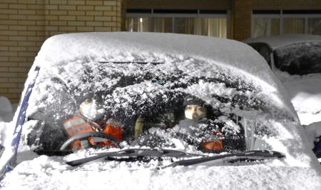雪の中、車中泊を体験する参加者＝１月２１日、北海道北見市の日本赤十字北海道看護大