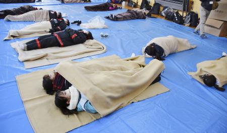 毛布を工夫して使う参加者＝１月２１日、北海道北見市の日本赤十字北海道看護大