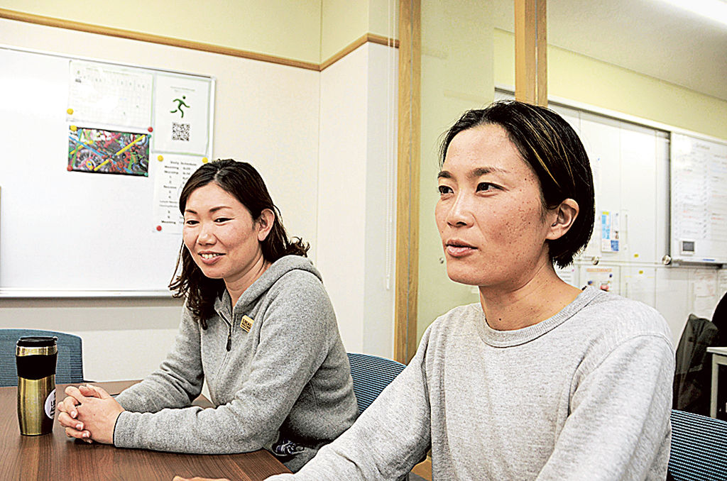 食と環境との関わりについて語る生熊美千江さん（左）と伊藤麻優子さん