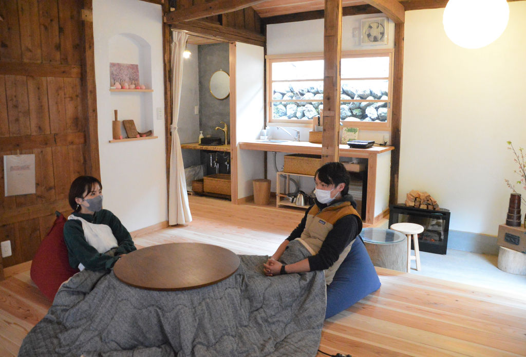 内装や家具にオクシズのスギを使用した宿泊室＝３月下旬、静岡市葵区玉川地区