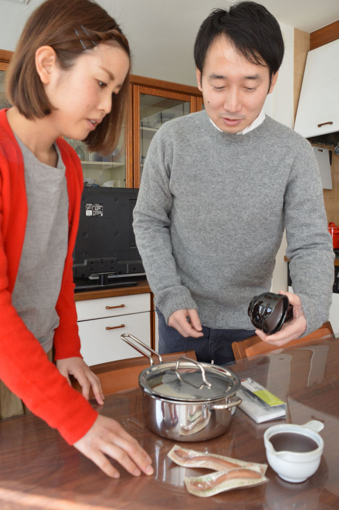 お薦めの品を紹介する堀高輔さん（右）と麻里子さん＝静岡市葵区