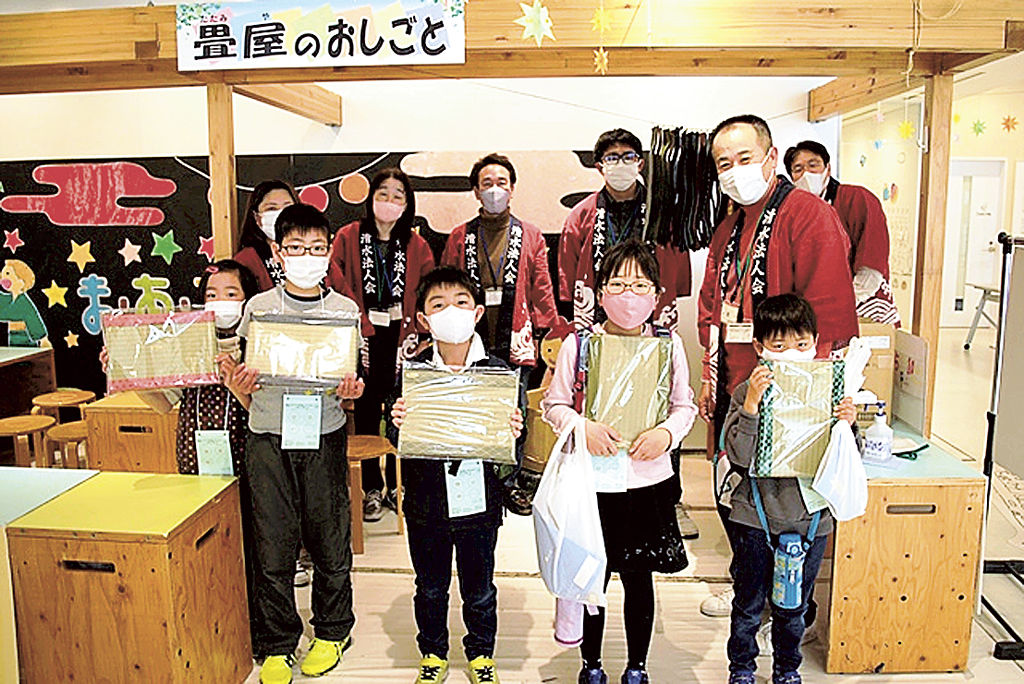 地元企業の仕事を体験した子供たち＝静岡市清水区の市こどもクリエイティブタウンま・あ・る