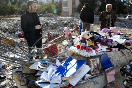 トルコ南部アダナでアパートが倒壊した現場＝１３日（共同）