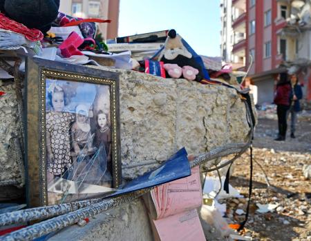 倒壊したアパートの跡地に置かれていた写真＝１３日、トルコ南部アダナ（共同）
