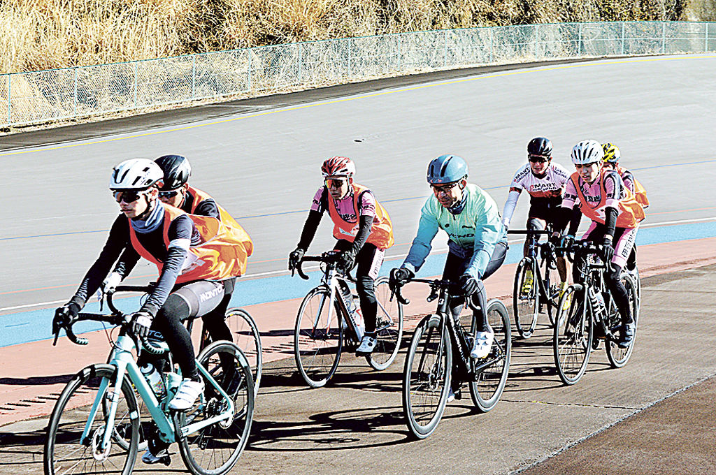 隊列を組んだ走行を練習する生徒ら＝伊豆市の日本サイクルスポーツセンター