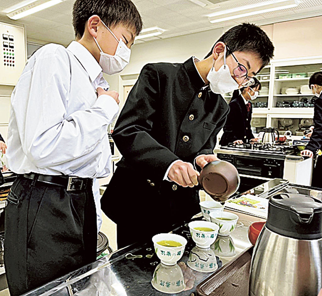 急須でお茶を入れる生徒＝１６日午前、菊川市の常葉大菊川中
