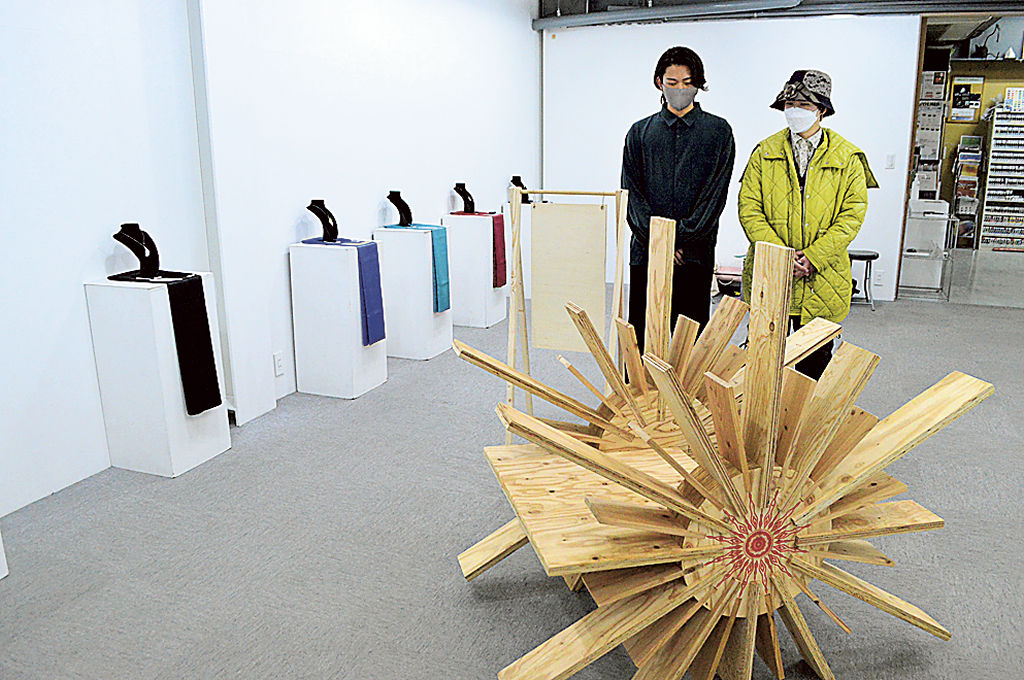 木製のイスやアクセサリーが並ぶ作品展＝藤枝市のアートカゲヤマ画廊