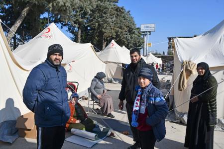 被災しテントに身を寄せるシリア難民の家族＝１０日、トルコ南部アンタキヤ（共同）