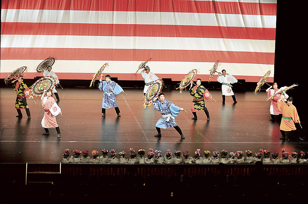 傘踊りを披露するＪＡ静岡市女性部員＝静岡市駿河区のグランシップ
