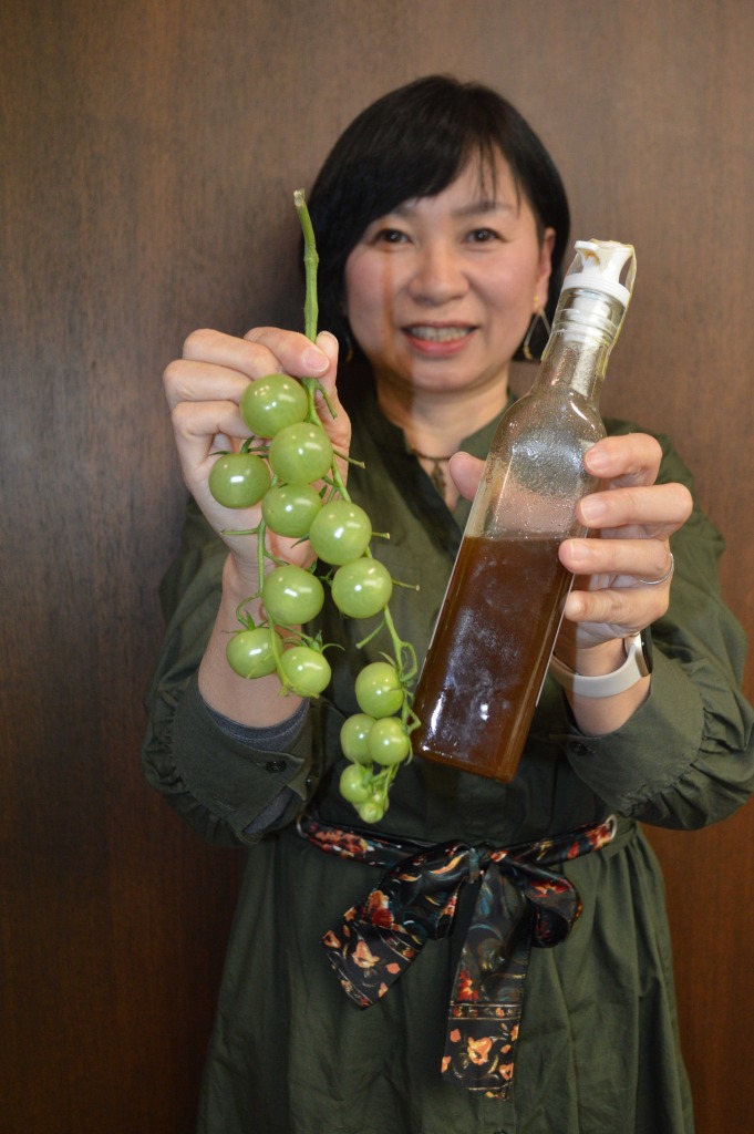 青トマトを使ったクラフトコーラを開発した桜井さん＝伊豆の国市