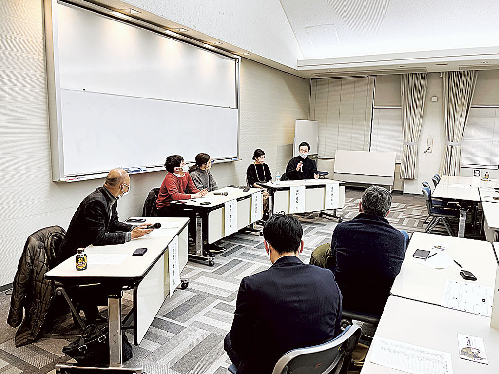 パネル討論で富士宮の魅力を語る移住者ら＝富士宮市役所