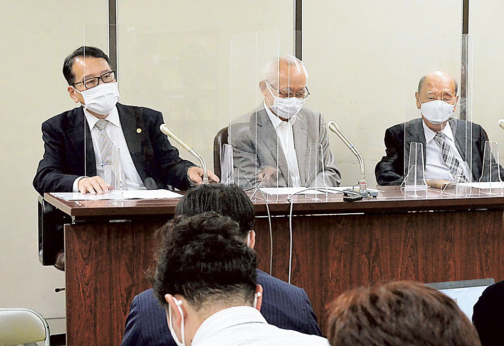 大崎事件の再審請求が棄却されたことを受け、他の裁判官ＯＢと声明文を発表した村山浩昭さん（左端）。「旧証拠との総合評価を全くしていない」と批判した＝２０２２年６月２２日、東京都内