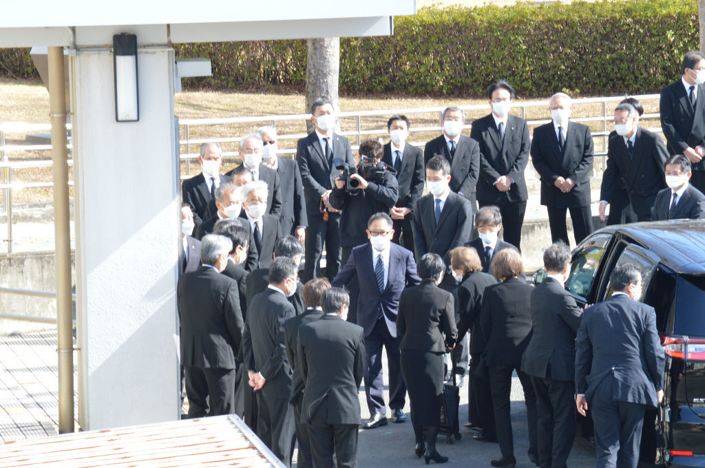 豊田章一郎さんの献花台などが設けられた湖西市役所を訪れる章男社長（中央）ら＝１８日午前１０時４０分ごろ