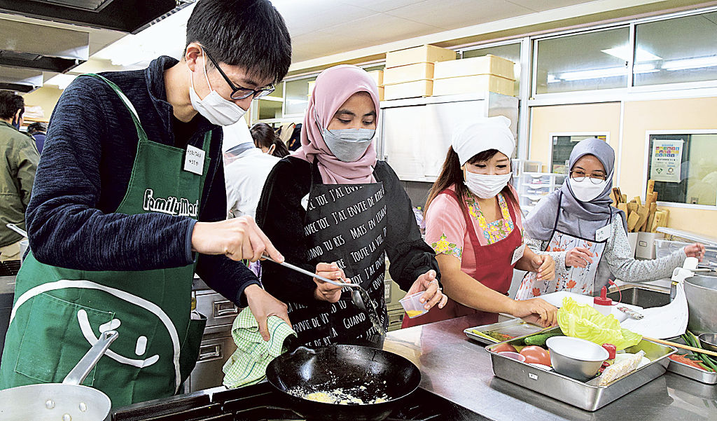 協力してインドネシア料理を作る参加者ら＝浜松市中区の浜松調理菓子専門学校