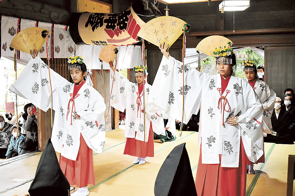 華麗な浦安の舞を披露する児童＝浜松市西区村櫛町の八柱神社