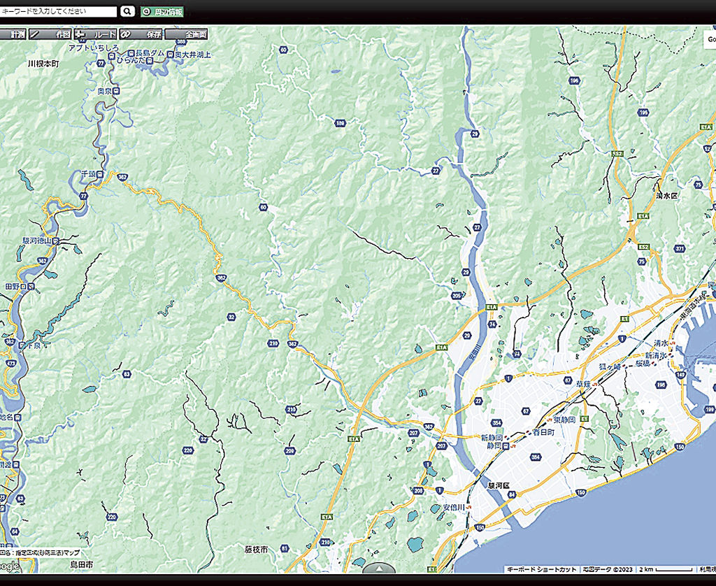 砂防指定地（水色）を表示する県地理情報システム。日本平など平野部周辺は記載があるが、安倍・藁科川上流域は表示されない。左は実際の広域な砂防指定地の図