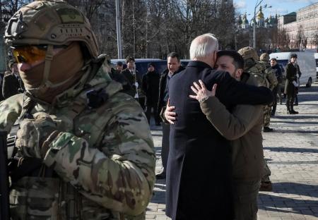 ２０日、ウクライナの首都キーウで、抱き合うゼレンスキー大統領とバイデン米大統領（ロイター＝共同）