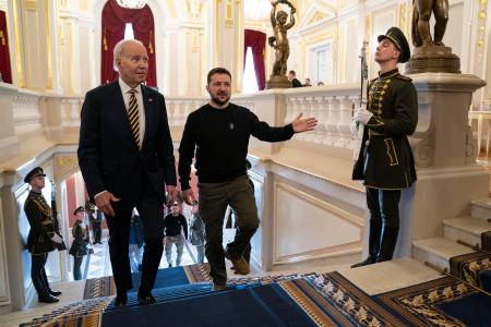 ２０日、ウクライナの首都キーウで、ゼレンスキー大統領（中央）と並んで歩くバイデン米大統領（手前左）（ＡＰ＝共同）