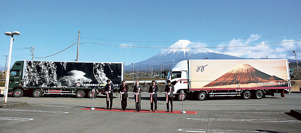 シティプロモーショントラック２台の出発を祝う関係者＝富士市の富士総合運動公園駐車場