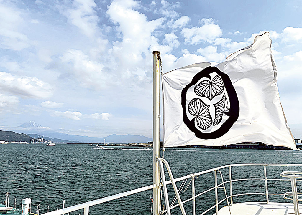 「葵の御紋」の旗を掲げて運航する駿河湾フェリー＝静岡市清水区