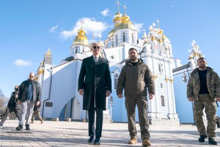 ２０日、ウクライナの首都キーウで、ゼレンスキー大統領（中央右）と歩くバイデン米大統領（同左）（ＡＰ＝共同）