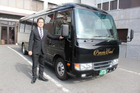 道後プリンスホテルが導入した観光ツアーバス＝２月１２日、松山市