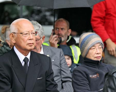 ニュージーランド地震の追悼式に出席した故鈴木陽子さんの父喜久男さん（左）と母千鶴子さん＝２２日、クライストチャーチ（共同）