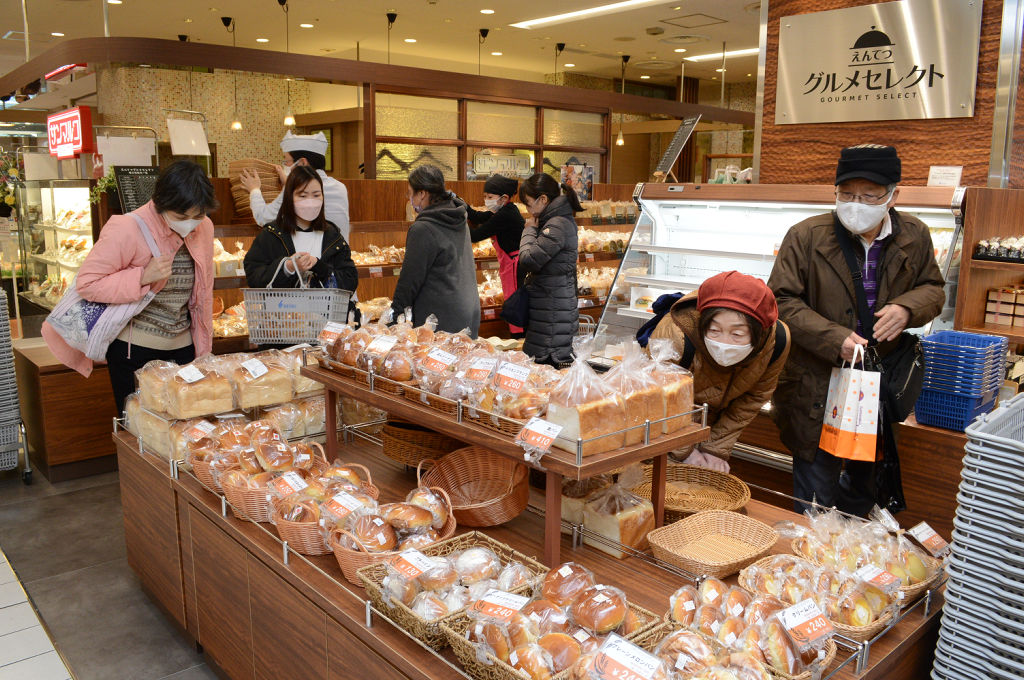 日替わりで１９店のパンが並ぶ「えんてつグルメセレクト」の販売コーナー＝浜松市中区の遠鉄百貨店本館地下１階