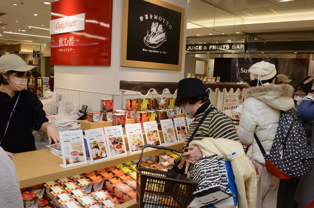 野菜をふんだんに使ったレンジカップスープを販売する「野菜をＭＯＴＴＯ」の店舗＝浜松市中区の遠鉄百貨店本館地下１階