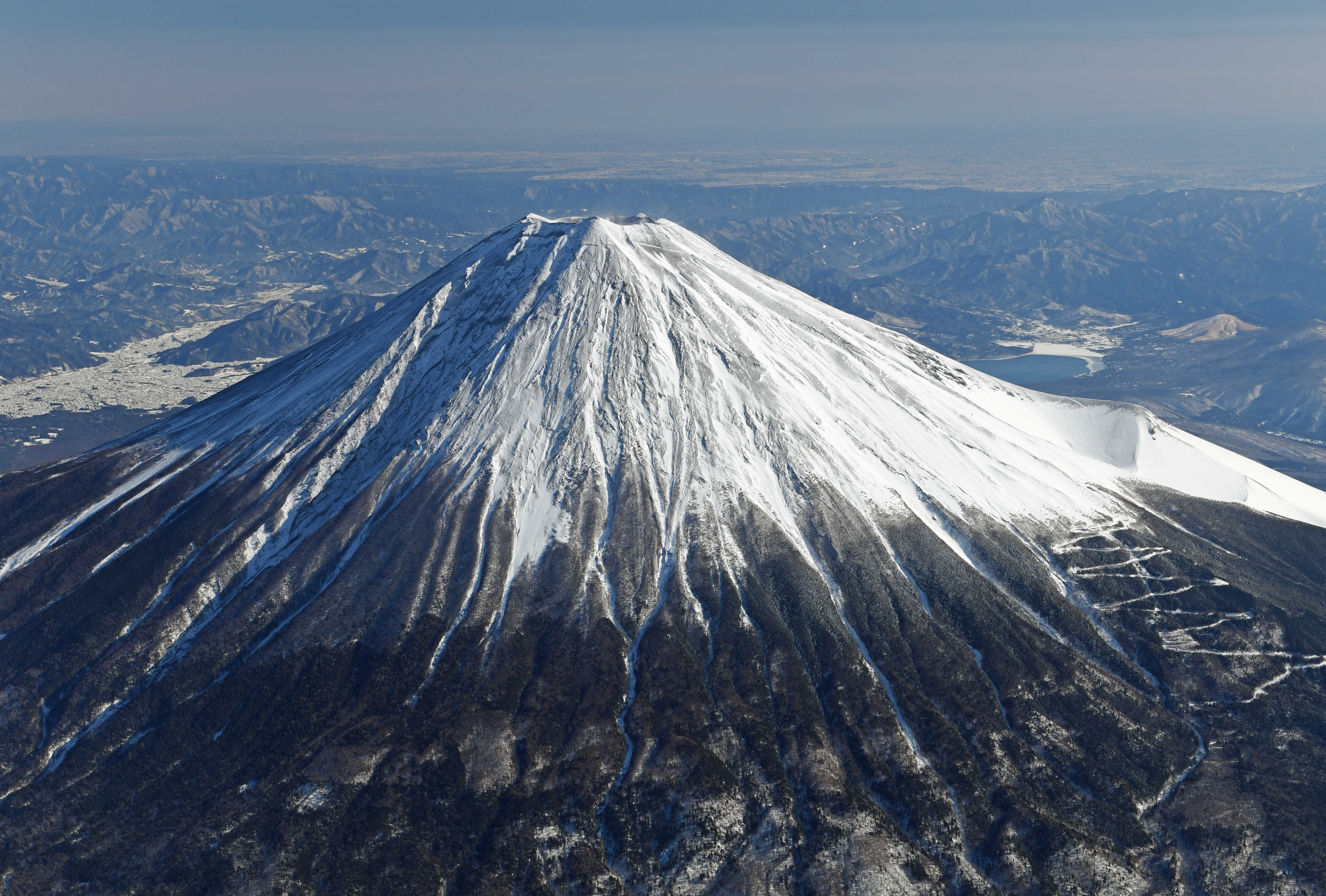 世界文化遺産登録１０年を迎える富士山＝１１日、富士宮市（静岡新聞社ヘリ「ジェリコ1号」から、写真部・杉山英一）