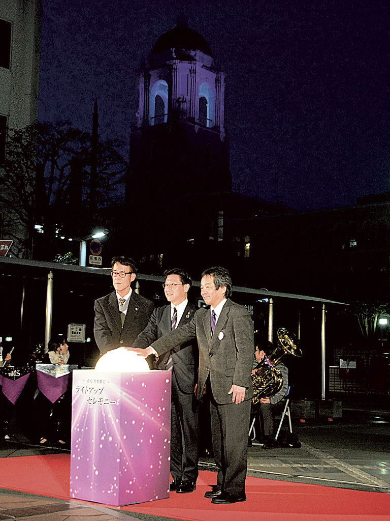 紫色にライトアップした市役所静岡庁舎あおい塔＝静岡市葵区