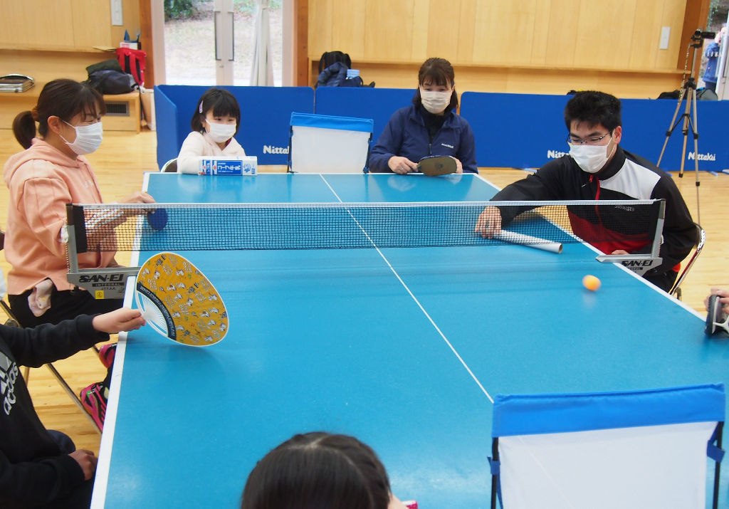 卓球ホッケーを体験する受講者ら＝磐田市見付の磐田卓球場ラリーナ