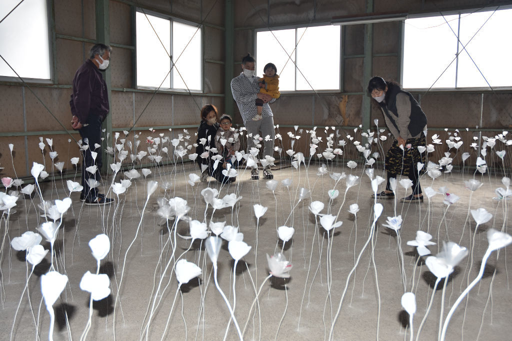 ポリ袋製の白い花がいくつも展示されている旧茶工場＝川根本町久野脇