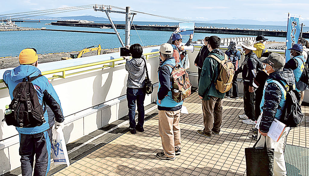 富士山眺望スポットに集う参加者＝焼津市鰯ケ島の深層水ミュージアム