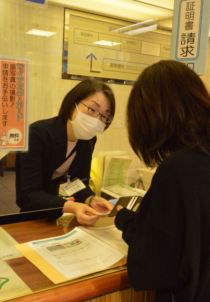 浜松市が運用を開始した「書かない窓口」。市職員（左）が証明書業務の手続きを聞き取りながら申請書を作成する＝同市役所