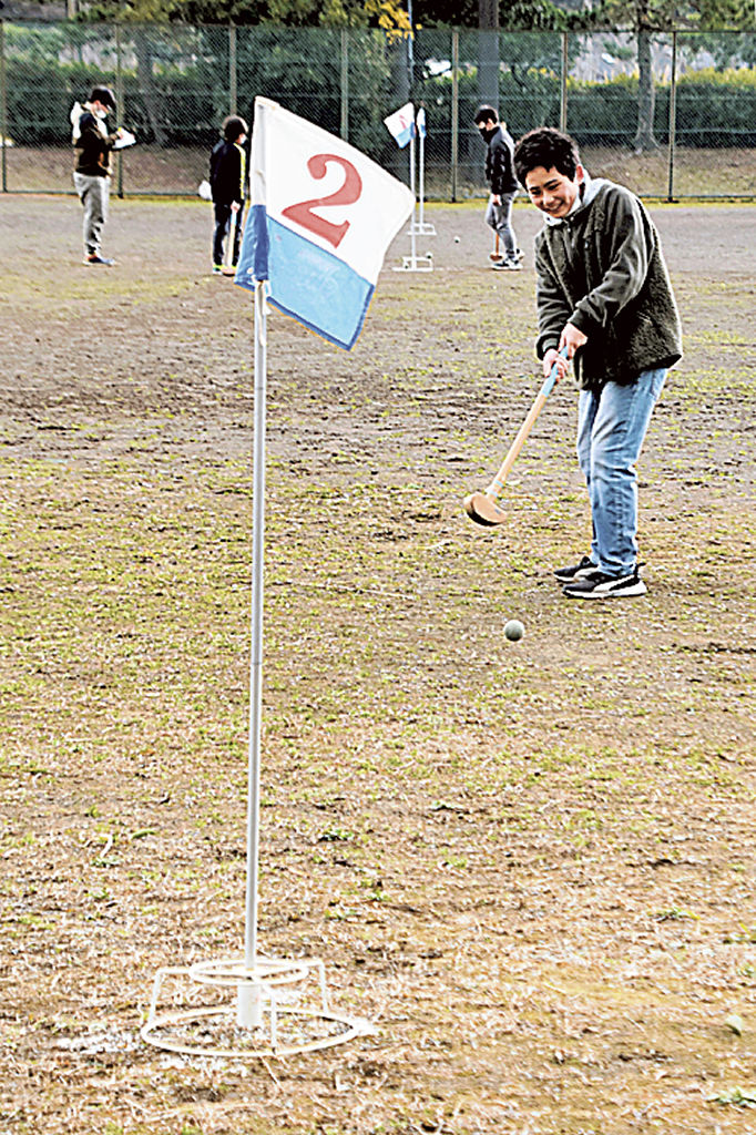グラウンドゴルフを楽しむ参加者＝松崎町道部の町営総合グラウンド