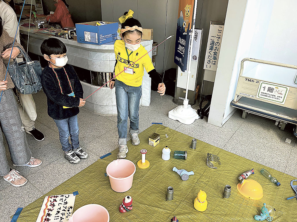自分たちで考えた釣りのゲームを紹介する児童（右）＝静岡市葵区のアイセル２１