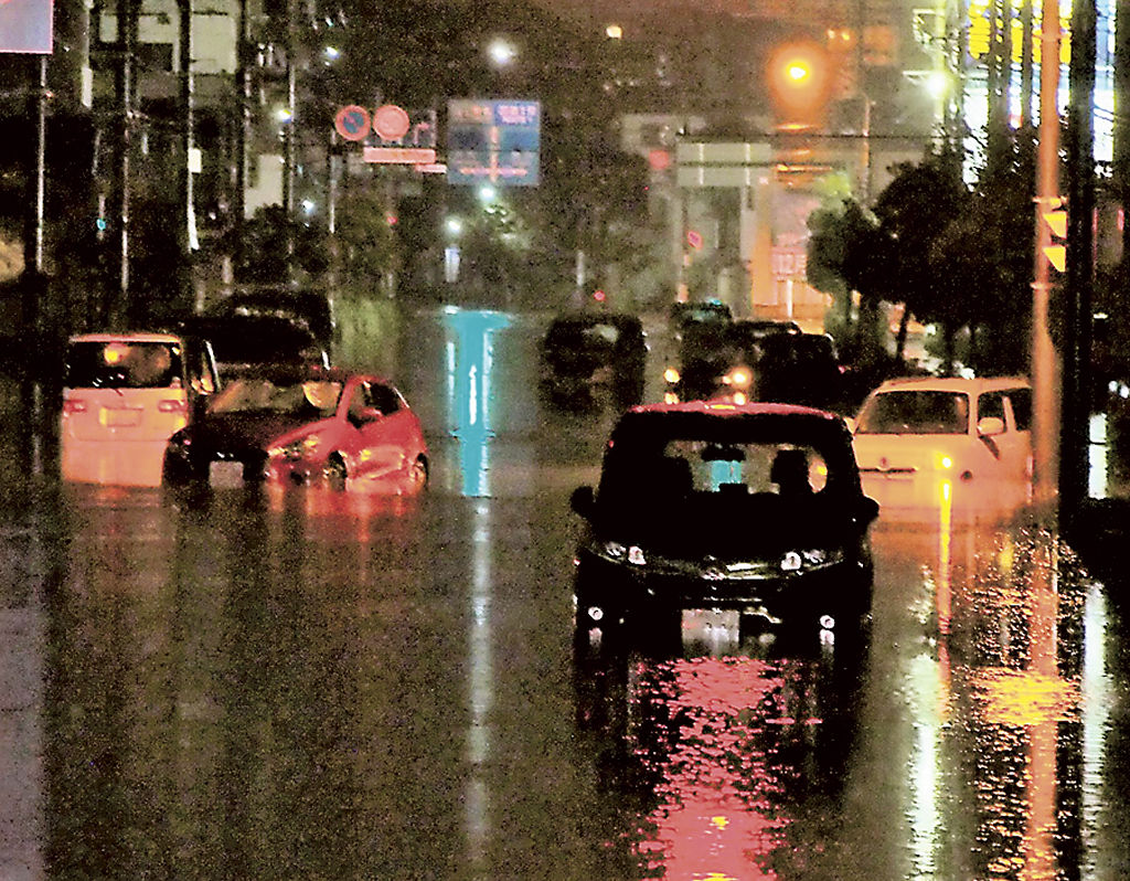 台風１５号による豪雨で道路冠水や建物の浸水が多発した磐田市内。市は災害情報収集や被災者支援の迅速化を図る＝同市今之浦