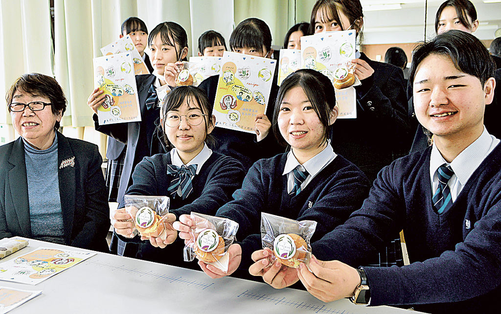 米粉のサツマイモシュークリームのレシピを考案した生徒ら＝掛川市の横須賀高
