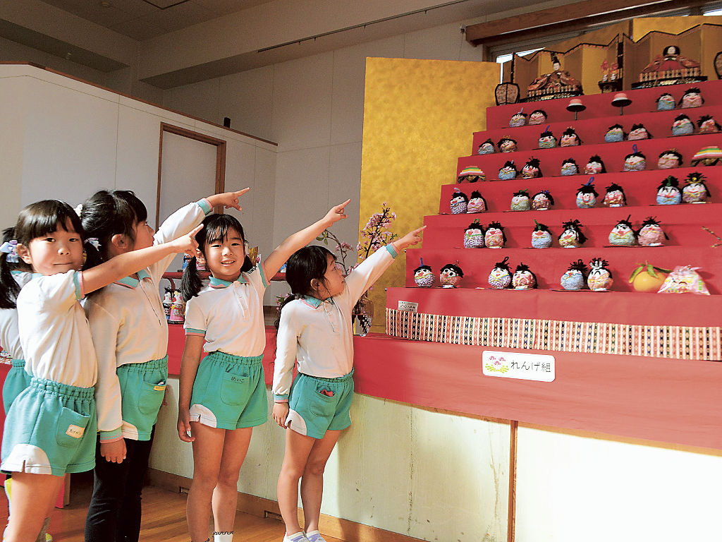 園児が手作りしたひな人形が並ぶ「ひなまつり展」＝静岡市葵区の静岡平和幼稚園
