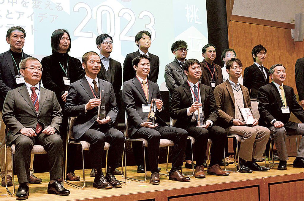 フォトニクスチャレンジで受賞した企業の代表者ら＝２８日午後、浜松市中区のアクトシティ浜松