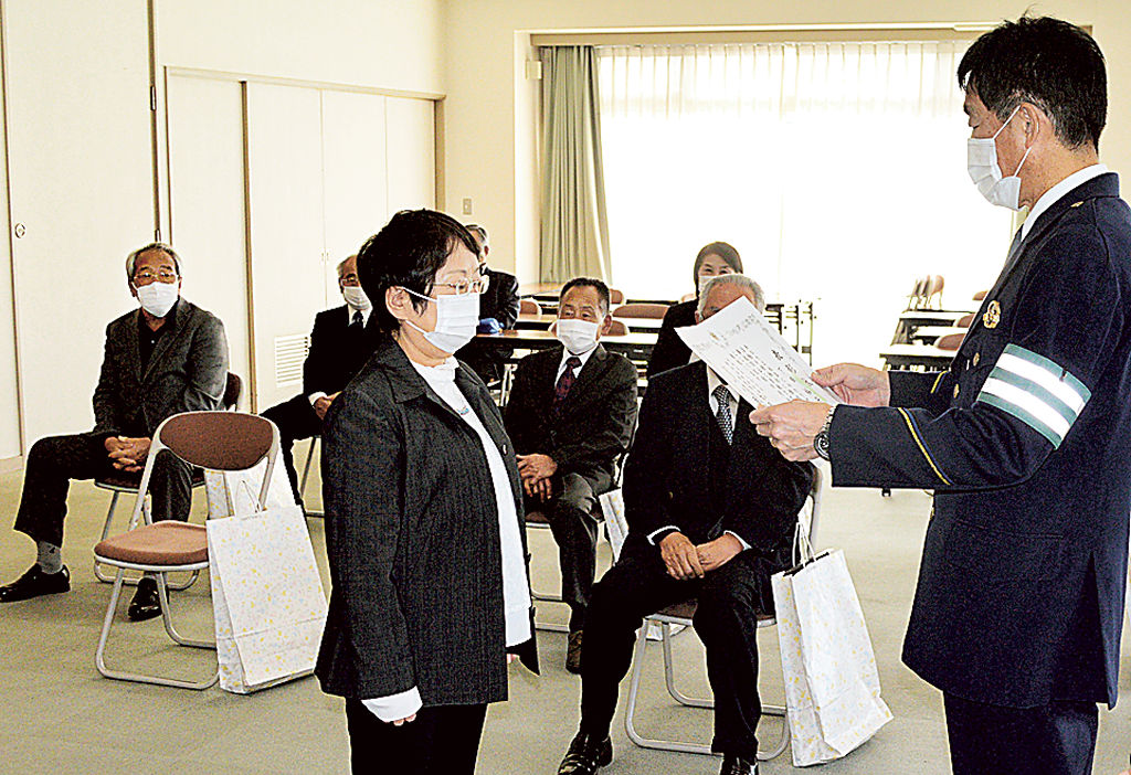 表彰状を伝達される受賞者（左手前）＝伊豆の国市の田方教育会館