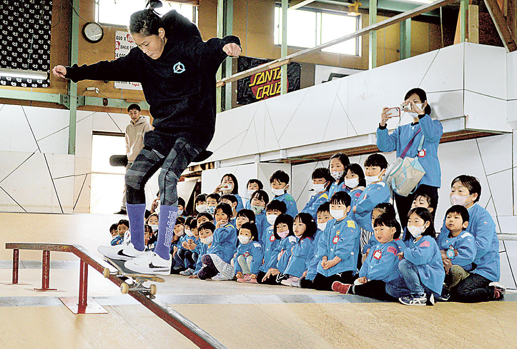 スケートボードの技を披露する小野寺選手（左）＝静岡市葵区安倍口新田