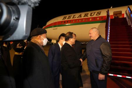 中国・北京の空港に到着したベラルーシのルカシェンコ大統領（右端）＝２月２８日（ベルタ通信提供・ロイター＝共同）