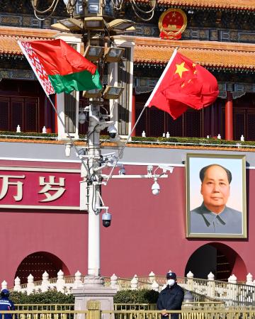 ベラルーシのルカシェンコ大統領の訪中に合わせ、北京の天安門前に掲げられたベラルーシ（左）と中国の国旗＝１日（共同）