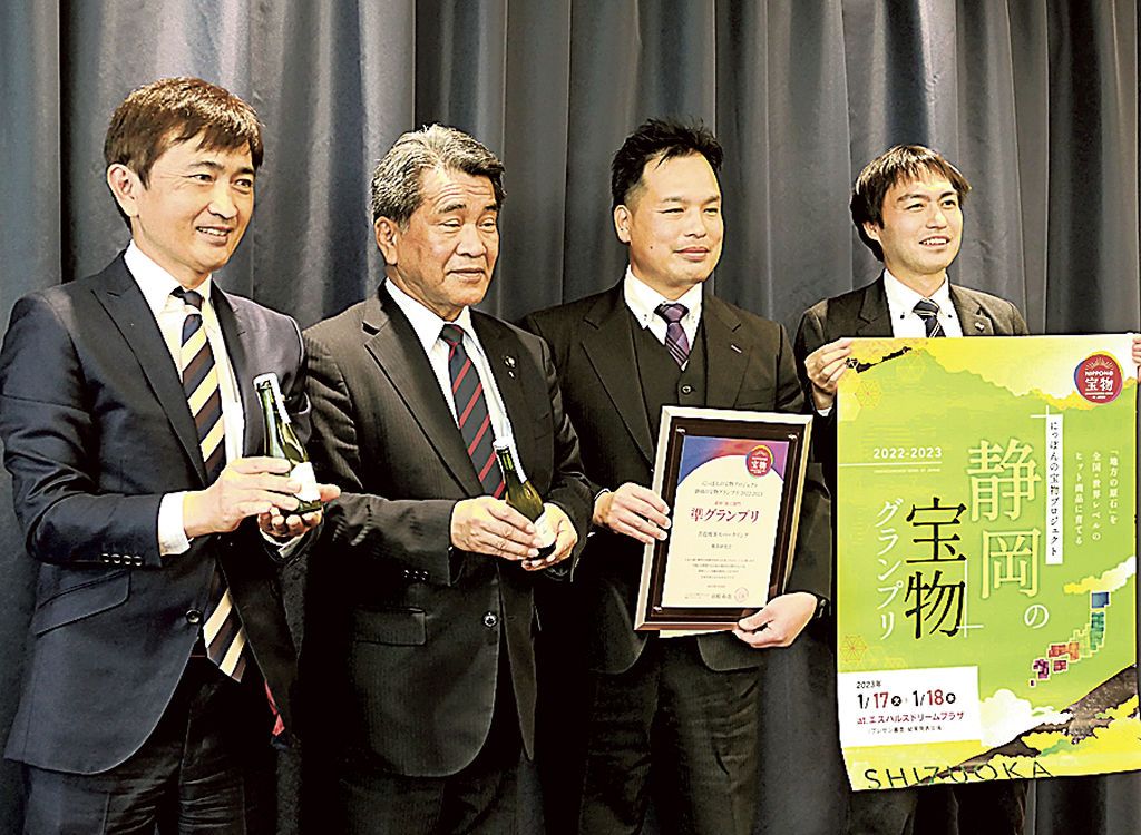 受賞を報告する多々良社長（左）たち＝焼津市役所