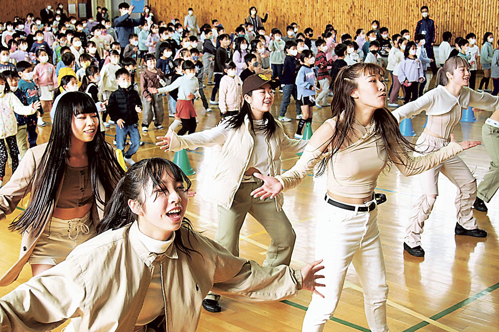 一緒に富士見小ダンスを踊るスクール生と児童＝磐田市富士見町